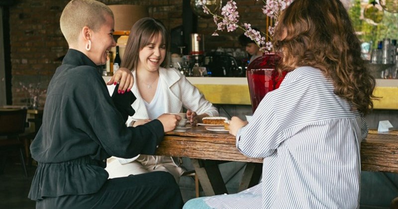 ‘[I] really milked it’: Server pulls cheesy dad joke on a large party with a $7,000 bill, pays off big time and table leaves 55% tip in cash on top of the 22% gratuity