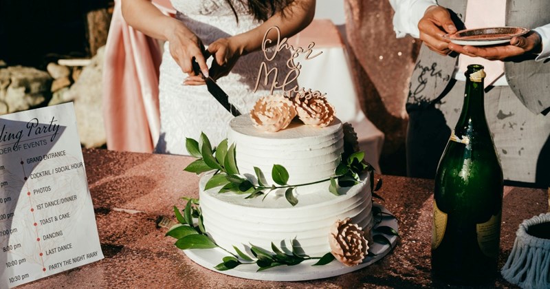 Cake baker refuses to make $1000 cake for sister’s wedding, sister is offended when she outsources the job: ‘I do not give gifts that expensive’