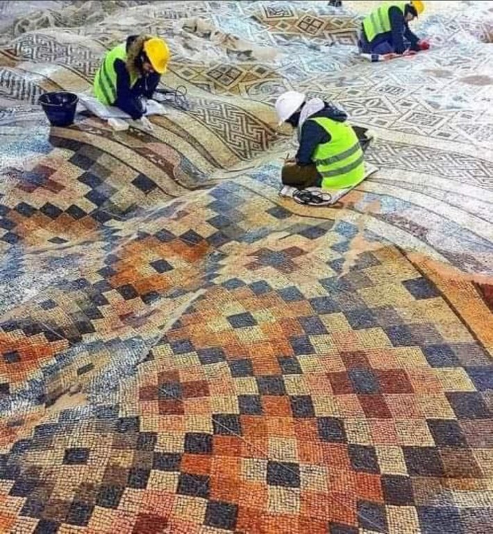 The largest intact Roman mosaic floor discovered in Turkey, dating back to 6th Century CE, in Antakya It covers an impressive 1200 square meters and features unique geometric shapes and non-repeating figures – meme