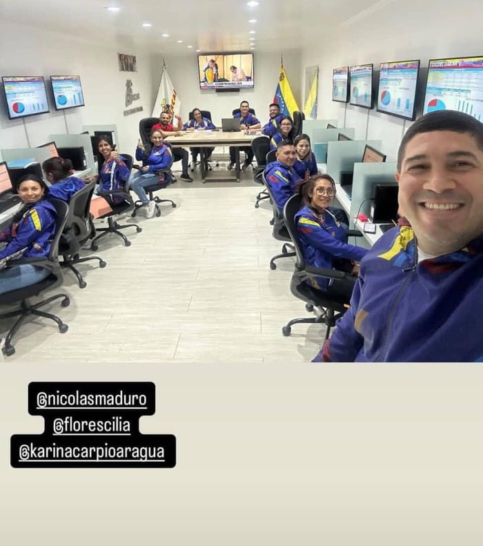 Venezuela election council posted a selfie. On their screens you can see, that socialist Maduro is losing against the liberal democrat candidate by a landslide on all screens. Official results later: Maduro 51% (at 109% of the votes). – meme