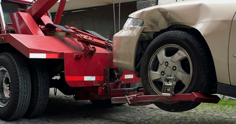 Man Tows Neighbor’s Airbnb Guest’s Car After He Refused to Move It, Sparking Heated Neighborhood Showdown Over Parking Etiquette