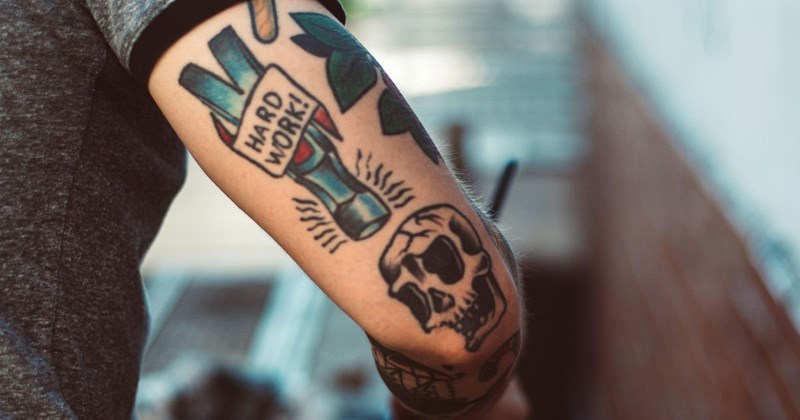 Sister offers to lend brother $800 for his rent, rescinds offer when he shows up to pick up the money with a freshly-done tattoo: ‘He says our parents make him feel stupid about his decisions’