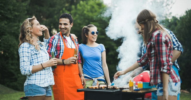 Friends make BBQ dinner for 8 people but invite 12 over, expect 4 of them to consume the scraps after they’ve eaten: ‘It was awkward because we were actually starving’