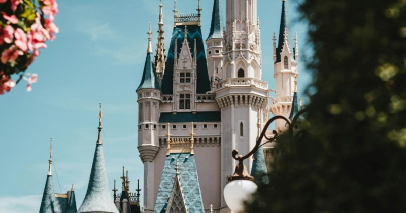 Entitled mom cuts the line with her kids, gets called out and kicked off the ride as the crowd cheers: ‘Everyone in line clapped’