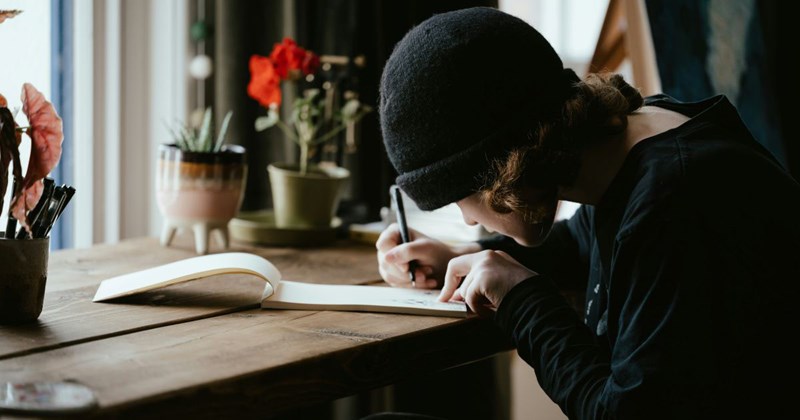 Dad demands his 15-year-old artist daughter delete all of her art because it features her late mother and not his wife and 2 kids: ‘I didn’t delete it and I was grounded for 3 weeks because of it’