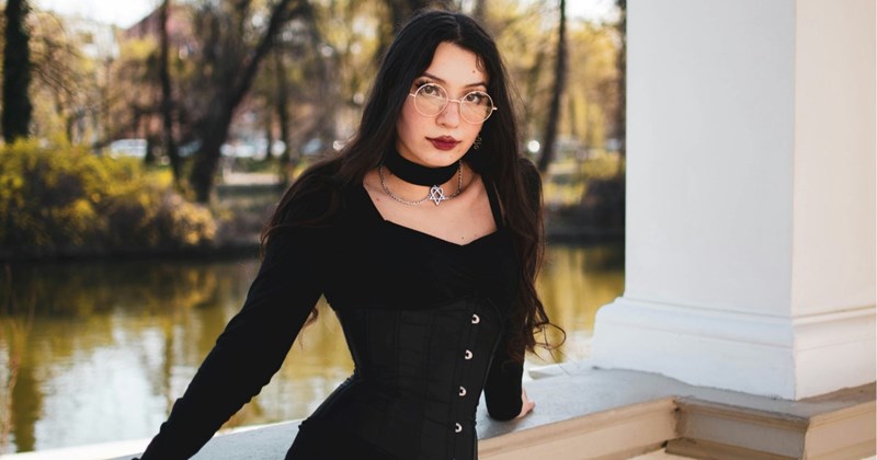 18-year-old calls out 17-year-old sister for wearing a corset to a baby shower, calls it ‘inappropriate’ for brunch: ‘She started to blow up about how I am supposed to wear bright blue to the baby shower’