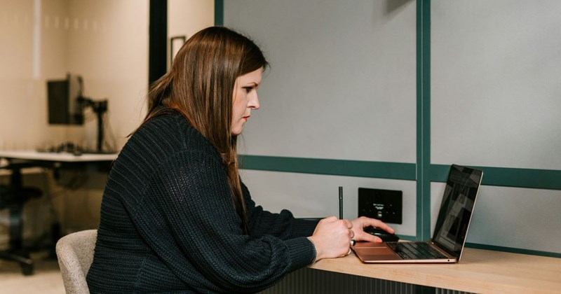 24-year-old intern writes romantic fanfiction about 19-year-old intern and their 43-year-old boss, threatens to blame the story on the 19-year-old if she goes to HR: ‘She told me that I should take it as a compliment’