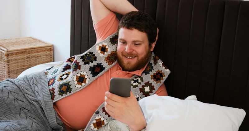 ‘Why are you married to a 10 year old?’: Man watches videos on 2x speed next to his wife first thing in the morning, doesn’t understand why wife asks him to wear headphones