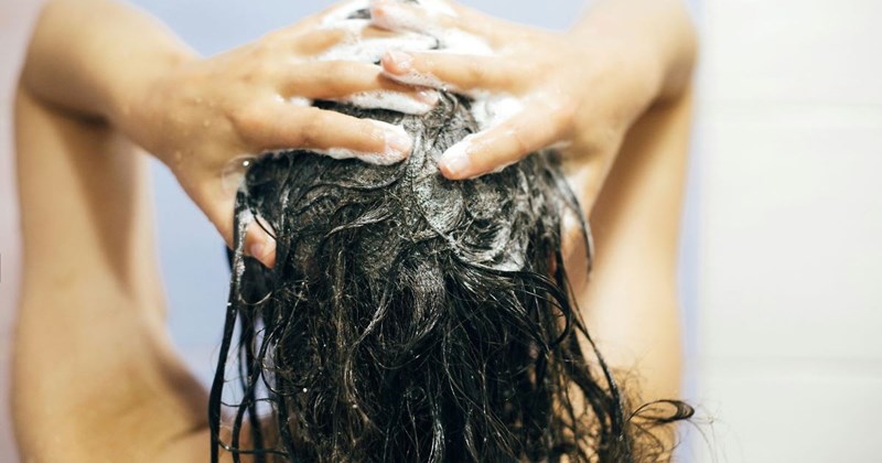 34-year-old man allows his female friend to use his female roommates expensive shampoo and conditioner, asks her why she hid them from her the 2nd time she tried to use them: ‘It’s not my responsibility to provide spa products for her’