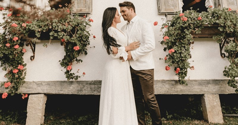 Man allows friends to host wedding in his garden, protests when they tell him we can’t attend because his ex doesn’t want to see his new girlfriend: ‘This request is ridiculous’