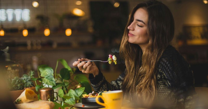 24-year-old woman walks out of family dinner after her 26-year-old sister berates her for ordering an entrée and a dessert: ‘She called me a spoiled brat for wasting food and our father’s money’
