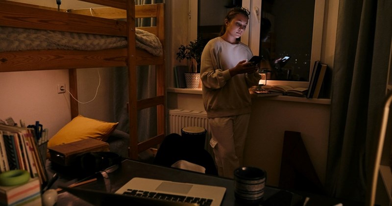 26-year-old man lets brother’s girlfriend crash with him rent free while she sorts through family issues, kicks her out when she takes over his office: ‘I can’t even relax in my own place anymore’