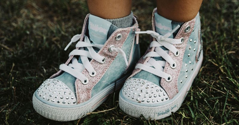 Aunt throws away her 6-year-old nieces shoes, despite her mom wanting to give them to her 2-year-old niece, after grandma gave aunt the go-ahead: ‘This has happened multiple times with other things’