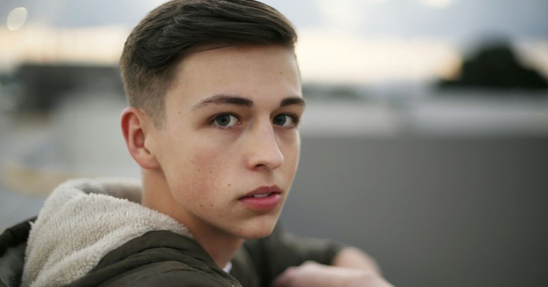 Aunt takes in 13-year-old nephew after his dad prioritized his 2 young stepchildren over him, dad criticizes aunt because he disagrees with what his son’s therapist is saying: ‘I reminded him he chose the therapist and I was helping him’